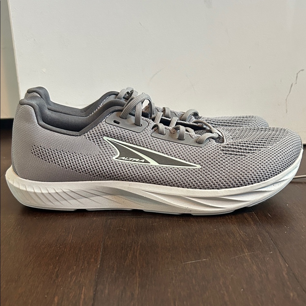Altra Women’s Escalante 4 Gray Running Shoes size 9.5 in new condition, unworn